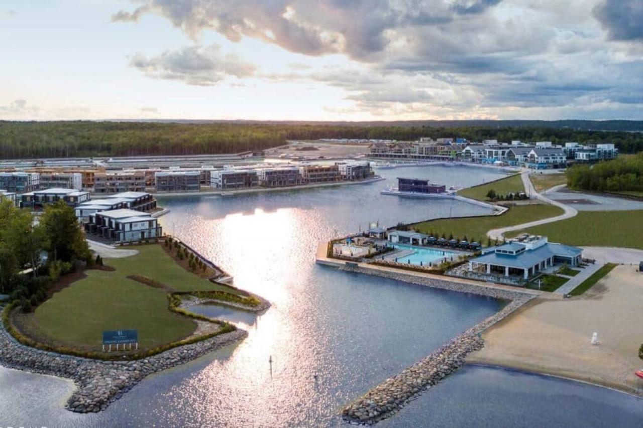 Stunning Stayz At Friday Harbour Beach Marina Resort Lake Simcoe Innisfil エクステリア 写真