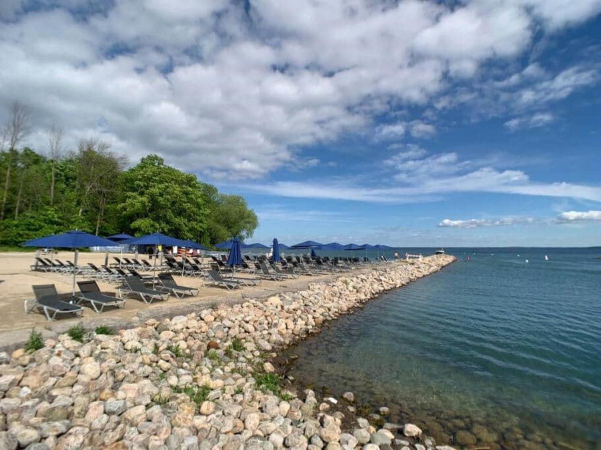 Stunning Stayz At Friday Harbour Beach Marina Resort Lake Simcoe Innisfil エクステリア 写真