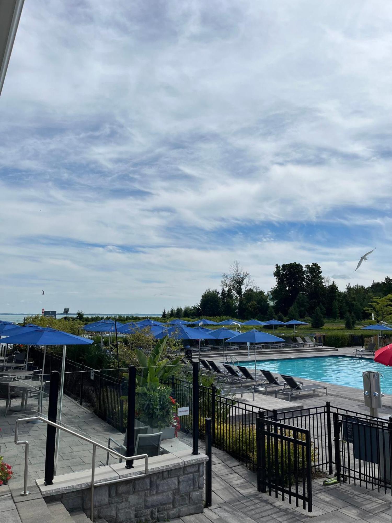 Stunning Stayz At Friday Harbour Beach Marina Resort Lake Simcoe Innisfil エクステリア 写真