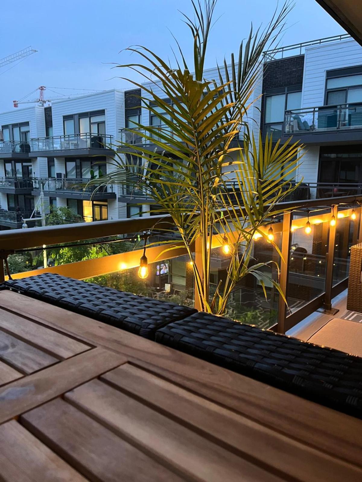 Stunning Stayz At Friday Harbour Beach Marina Resort Lake Simcoe Innisfil エクステリア 写真